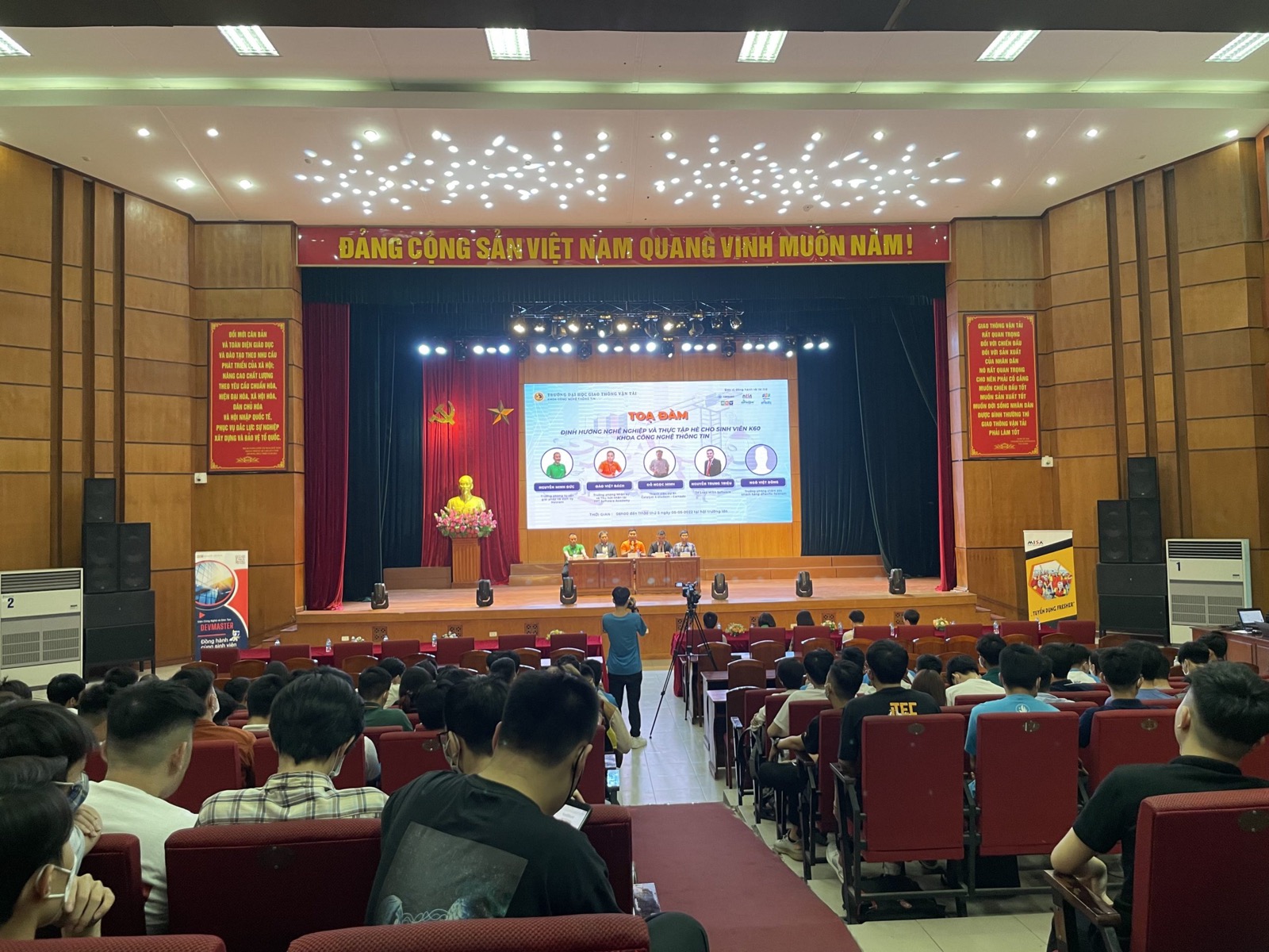 Toàn cảnh toạ đàm
